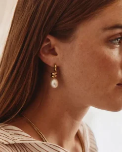 Edblad Korut|Kaikki Asusteet>korvakorut Swivel Earrings Pearl L, Gold pleated